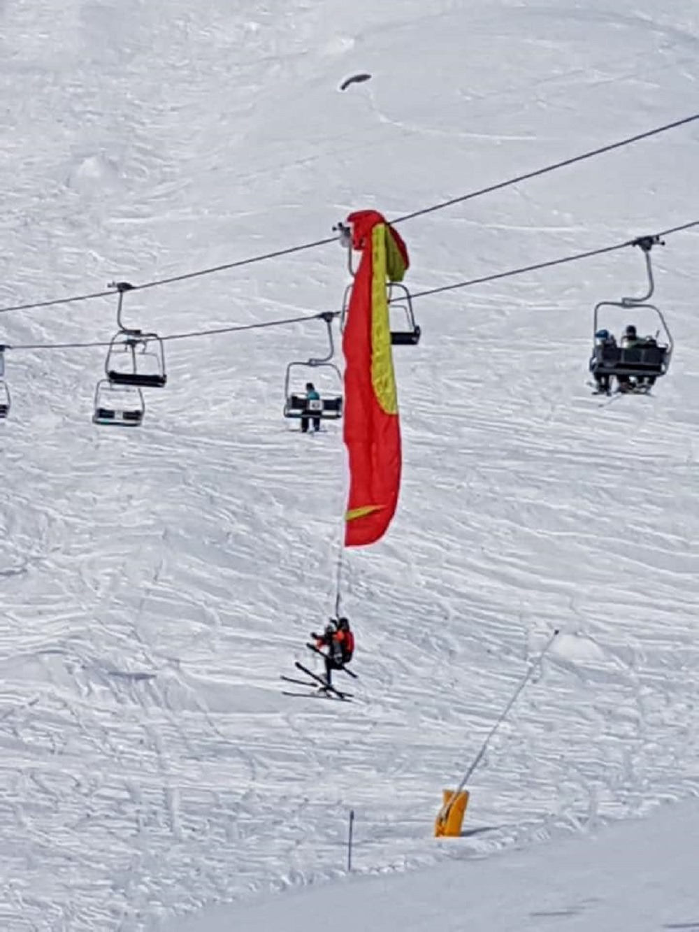 La voile des deux parapentiste a percuté un câble, avant de terminer sa course dans un pylône du domaine skiable de Lauchernalp, dans le Haut-Valais.