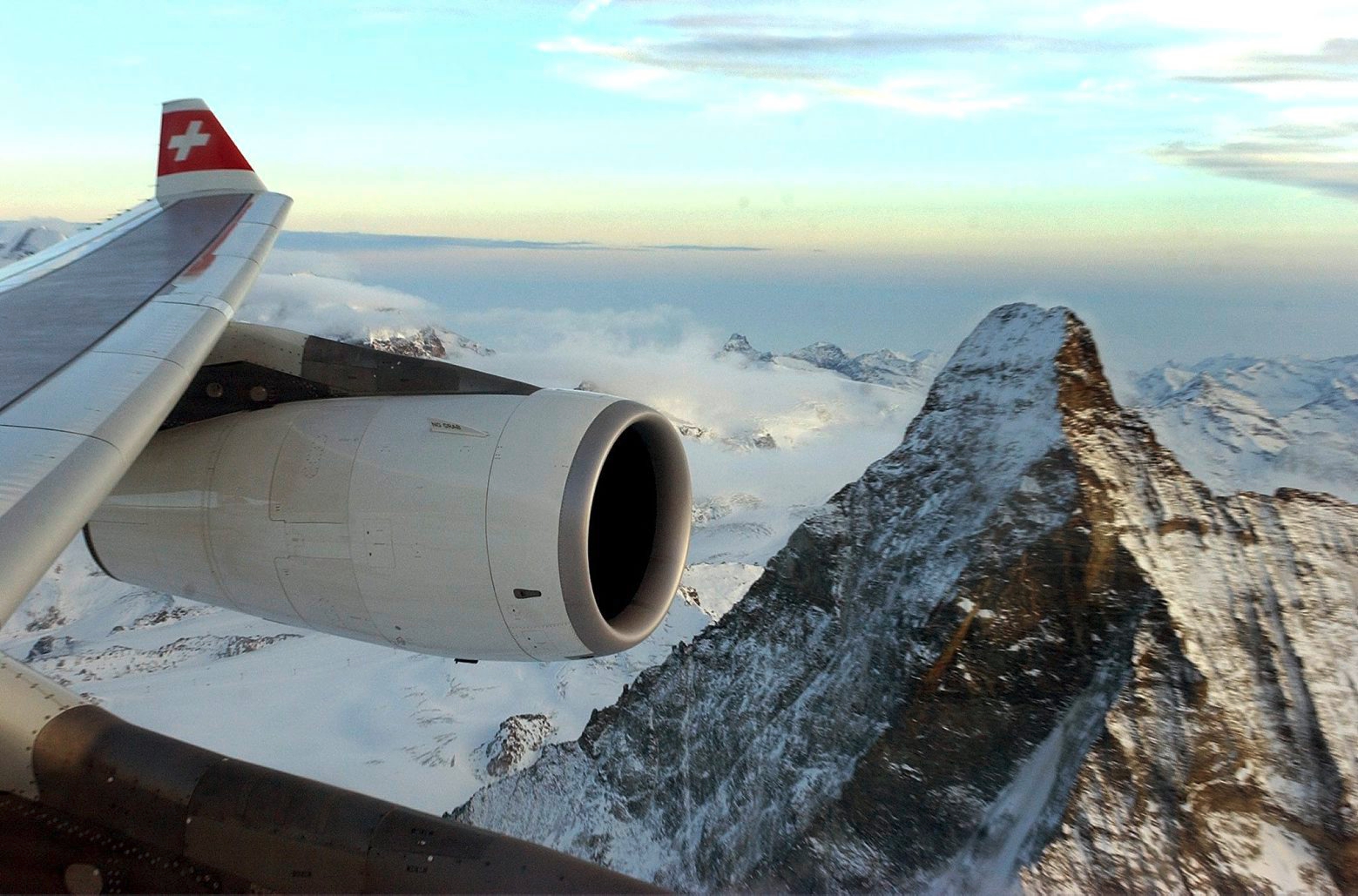 Vol inaugural autour du Cervin avec le nouvel Airbus A340 de Swiss, lors de son inauguration et son bateme "Matterhorn", ce mercredi 12 novembre 2003 a l'Aeroport International de Geneve.
(KEYSTONE/Martial Trezzini)
 SUISSE SWISS CERVIN AIRBUS