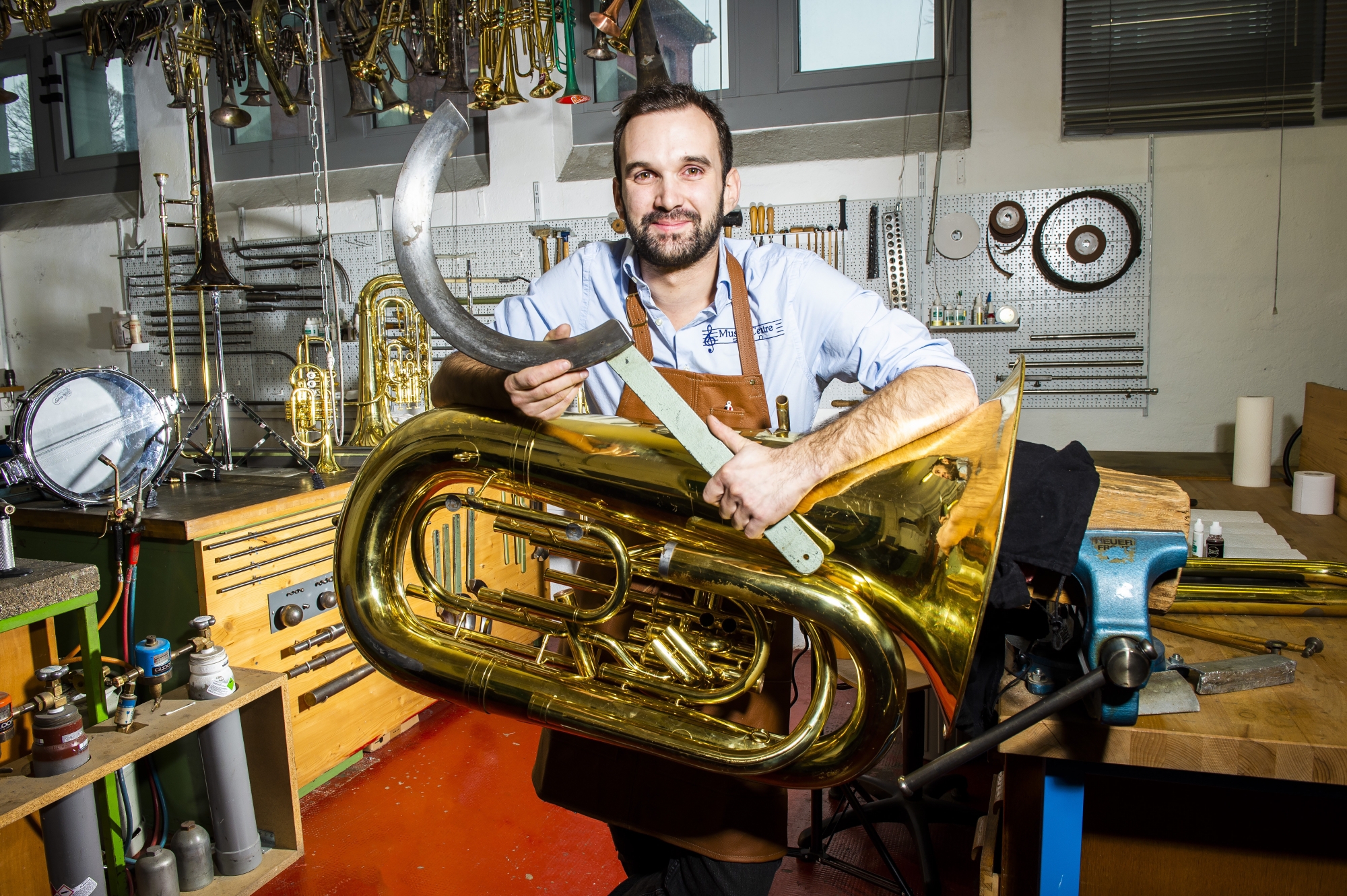 Elie Darbellay est l'un des rares jeunes en Suisse à se former en tant que réparateur d'instruments de musique à vent.