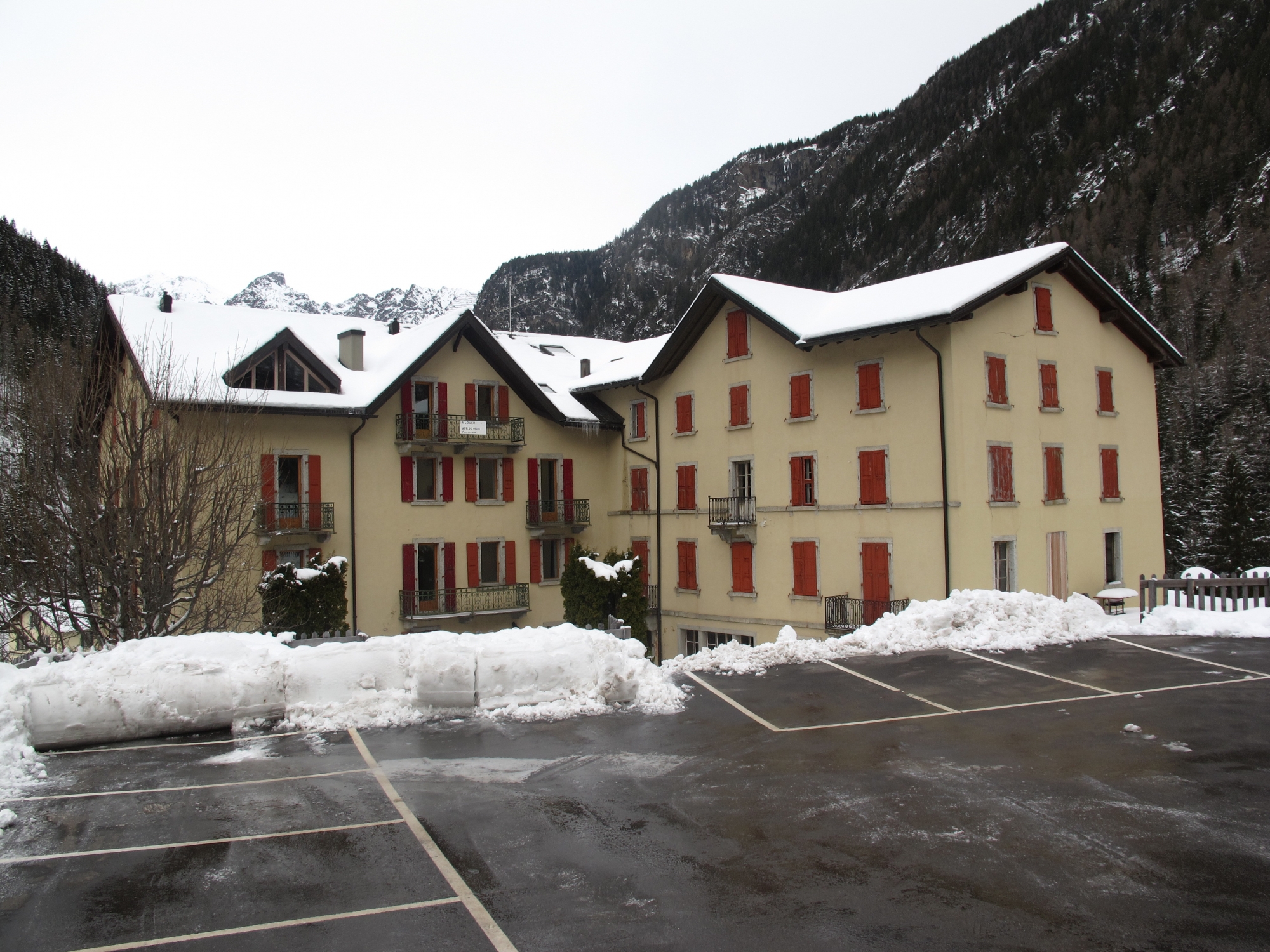 L'Hôtel du Glacier aujourd'hui. C'est la partie de droite, à l'abandon depuis des décennies, qui sera réhabilitée. La partie de gauche abrite des appartements.
