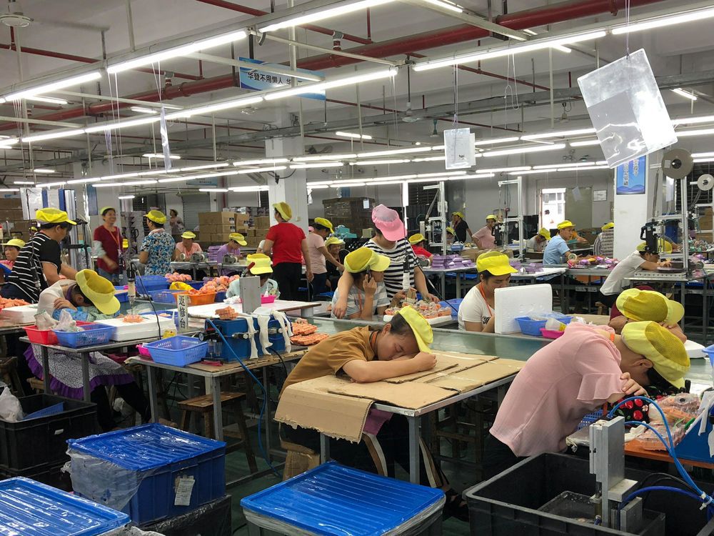 Travailleuses exténuées sur une chaîne de montage à Wah Tung.