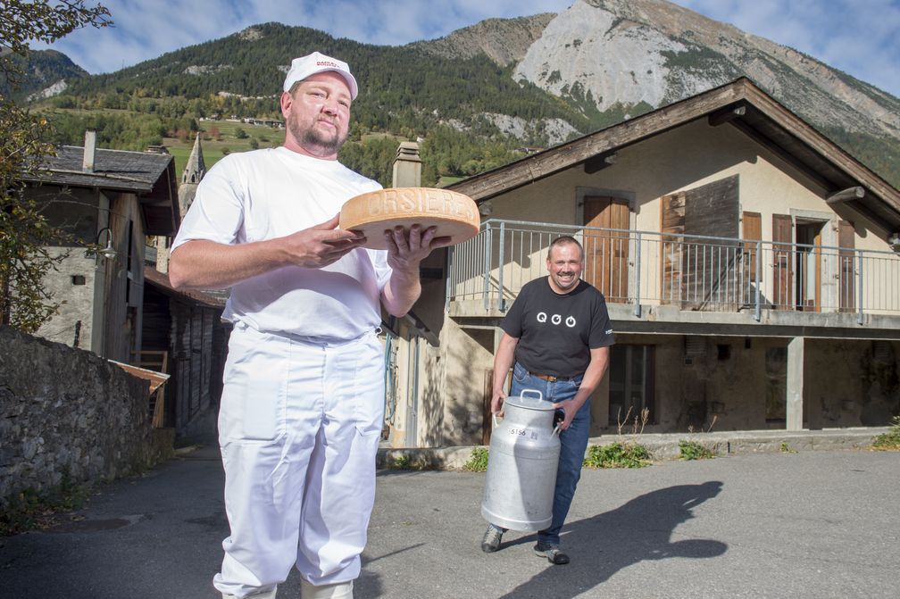 Le fromager responsable René Lovisa et le président de la laiterie Benoît Tornay sont à pied d'oeuvre devant le bâtiment actuel de la fromagerie d'Orsières.