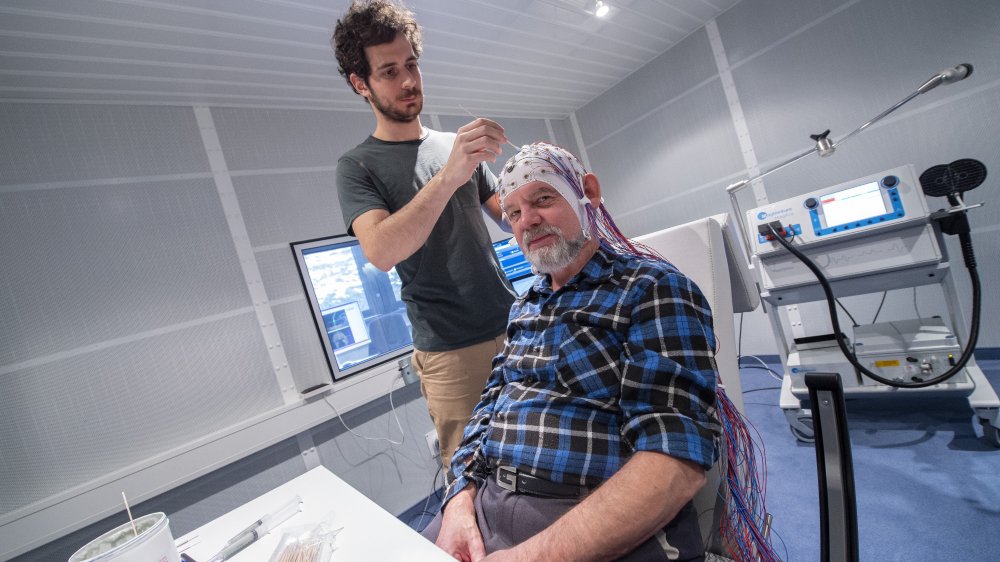 Il a fallu plus d'une heure et demi pour installer les 64 électrodes sur la tête de André Clausen.