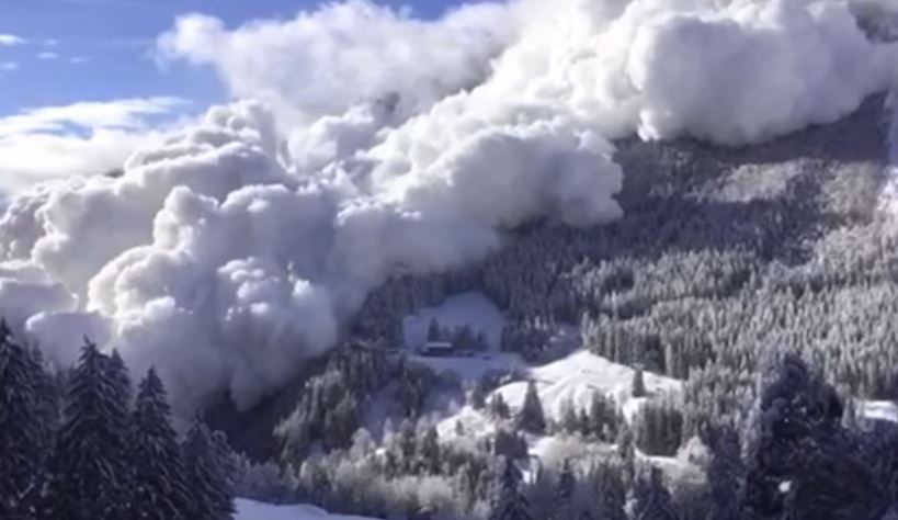 L'avalanche monstrueuse a été déclenchée dans le canton des Grisons.