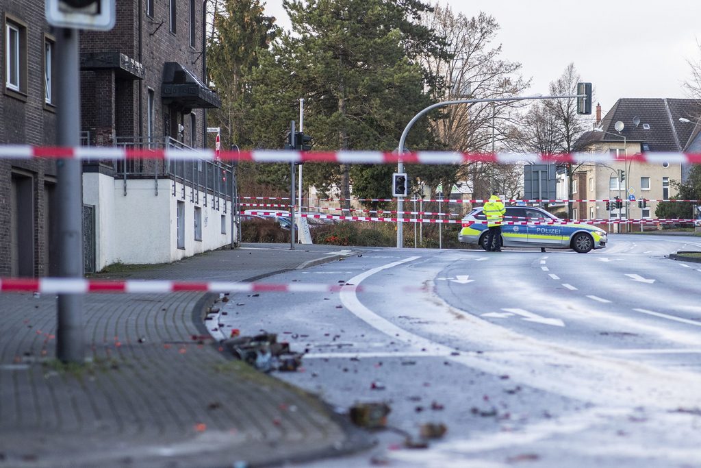 Le conducteur, un habitant d'Essen âgé de 50 ans, a pris à la fuite à bord d'une Mercedes, mais a fini par être rattrapé par la police et arrêté.