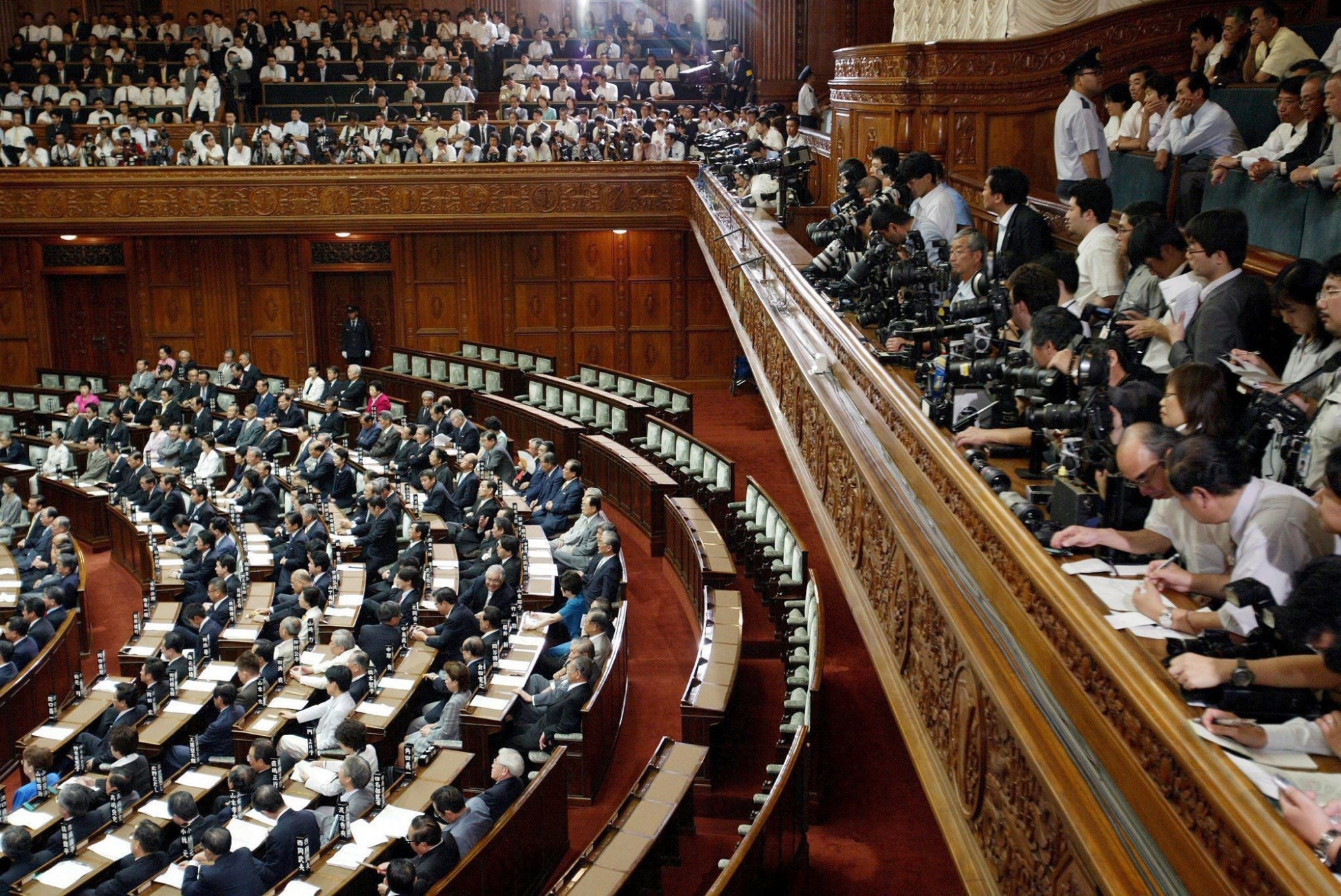 Members of the Upper House convene to vote on Japanese Prime Minister Junichiro Koizumi's post office privatization bill at the Diet in Tokyo, Monday, 08 August 2005. Japan's Upper House of parliament, or Diet,  rejected Koizumi's key reforms of privatizing the post office, with a vote 125 votes against and 108 in favor. Koizumi has threatened new elections more than two years ahead of schedule if the voted went against and may now call for general elections in September.  (KEYSTONE/EPA/ANDY RAIN) JAPAN POSTAL BILL