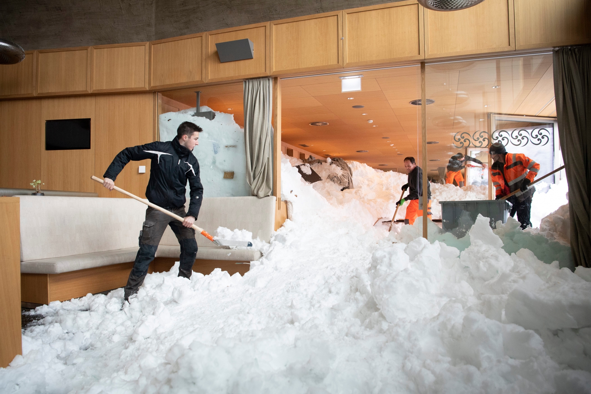 Destruction inside the Hotel Saentis on the Schwaegalp, Switzerland, after an avalanche came down, in Hundwil, Switzerland, 11 January 2019. According to local police, an avalanche has hit the the hotel "Saentis" on 10 January afternoon, burrying cars and part of the restaurant. Several people were injured, the report stated.  (KEYSTONE/Gian Ehrenzeller) SCHWEIZ LAWINE SCHWAEGALP