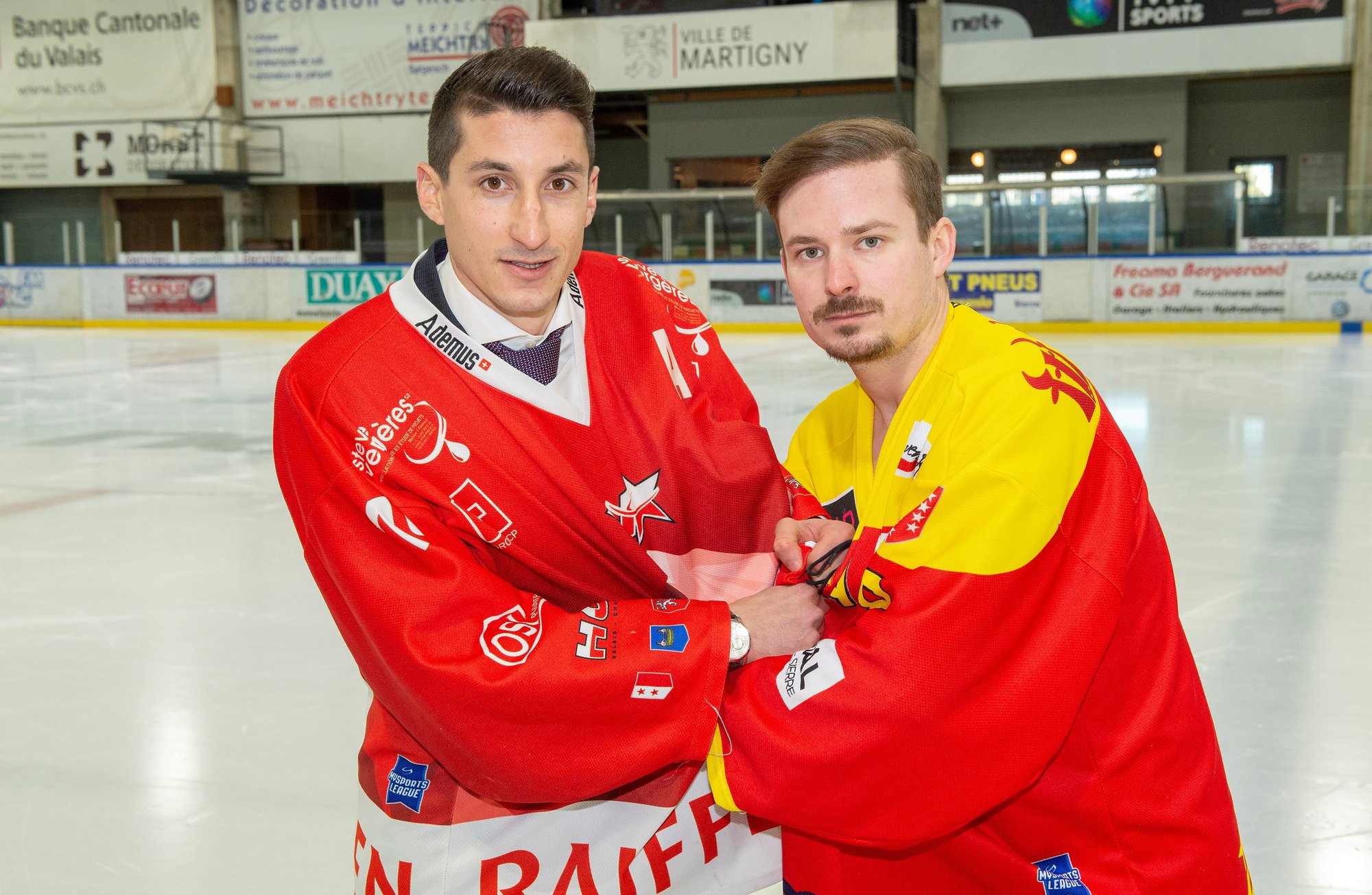 Vincent Guex (HCV Martigny) et Romain Wyssen (HC Sierre) n'entendent pas se déchirer pour un maillot de hockey.