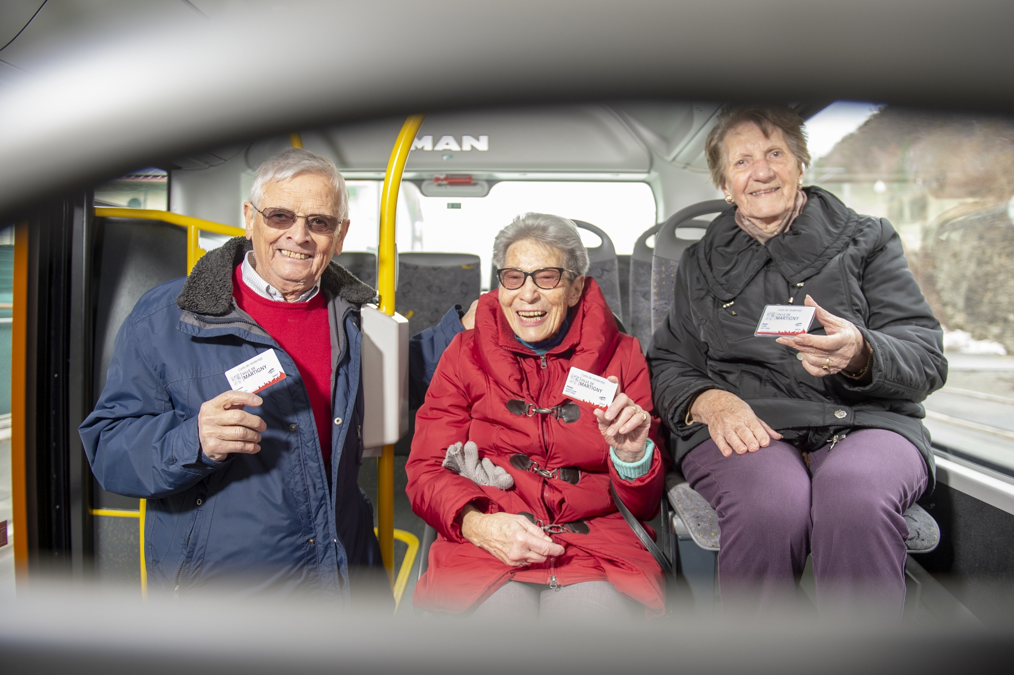 Franz Kuonen, Ariane Mottier et Yvette Oguey (à dr.) se réjouissent d'utiliser régulièrement leur abonnement de bus offert par la ville de Martigny.