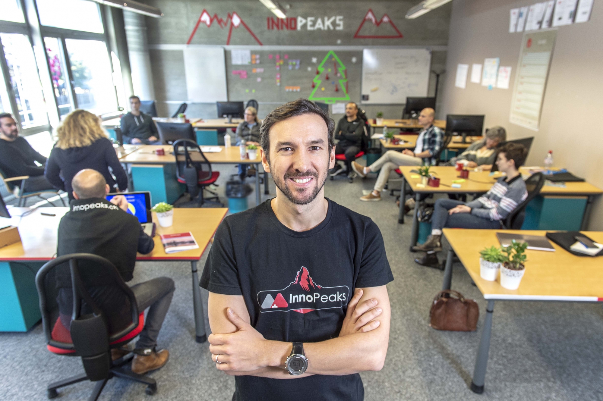 Jérôme Vasamillet, responsable du programme InnoPeaks, encadre onze start-up venant des quatre coins du monde. L'incubateur fait partie de la nouvelle stratégie innovation du Groupe Mutuel.