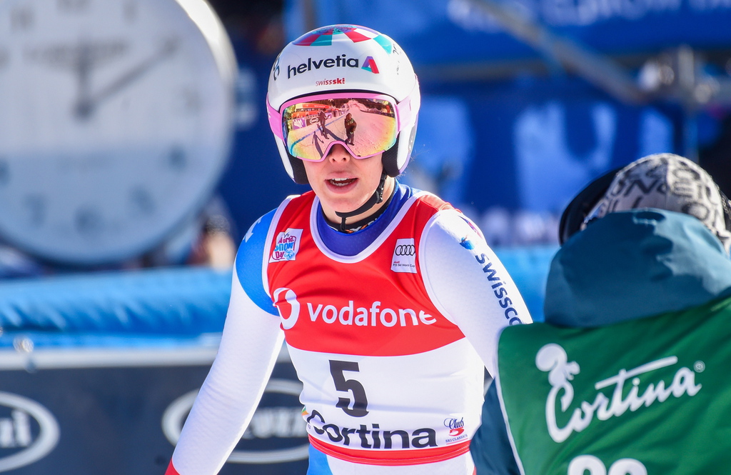 epa07297291 Michelle Gisin of Switzerland reacts in the finish area during the women's Downhill race of the FIS Alpine Skiing World Cup in Cortina d'Ampezzo, Italy, 18 January 2019.  EPA/ERICH SPIESS