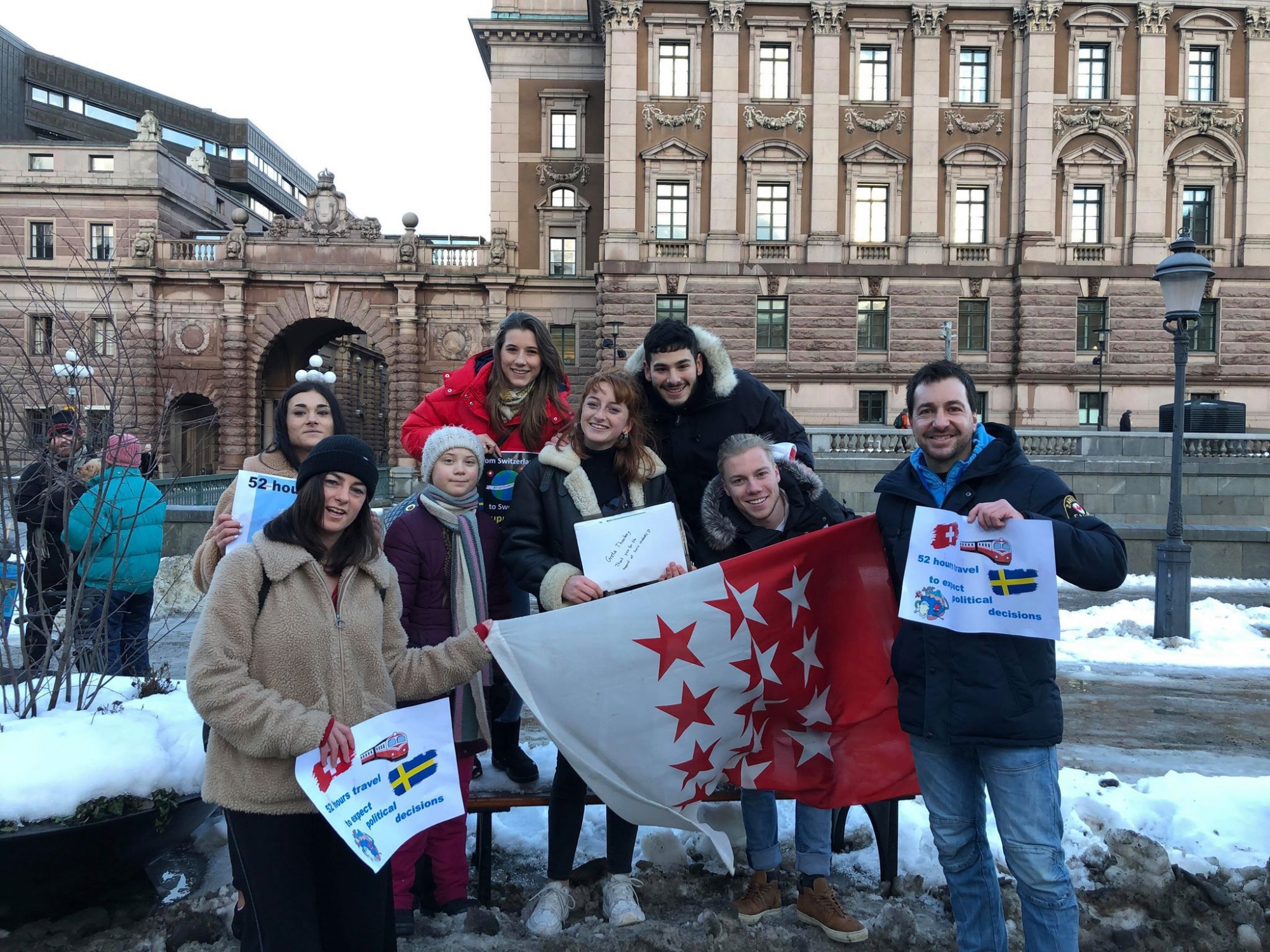 Six étudiants de l'école Ardévaz et leur directeur ont amené en train leur pétition, forte de 1000 paraphes, jusqu'à Greta Thunberg. La jeune Suédoise (portant un bonnet gris au centre), initiatrice de la grève du climat, a accepté de signer le document.