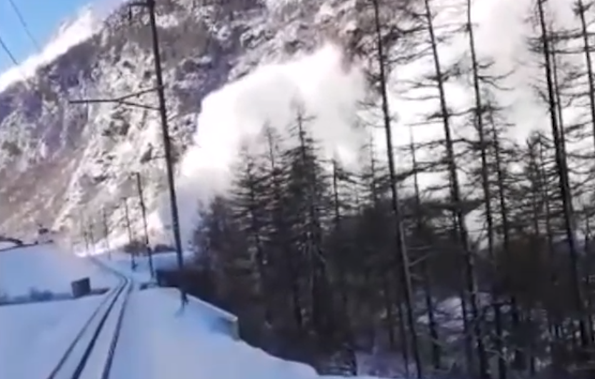 Un conducteur de train d’une rame de la Matterhorn-Gotthard Bahn a stoppé son convoi pour laisser passer une avalanche.