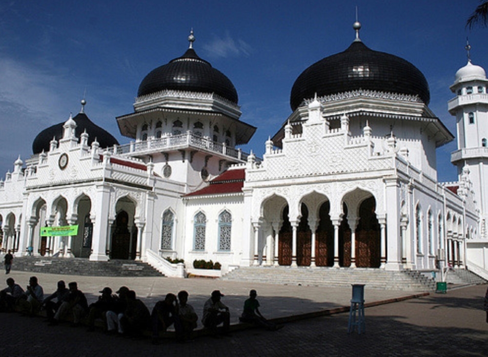 Le couple a été flagellé sous l'oeil de centaines de spectateurs devant une mosquée de Banda Aceh.