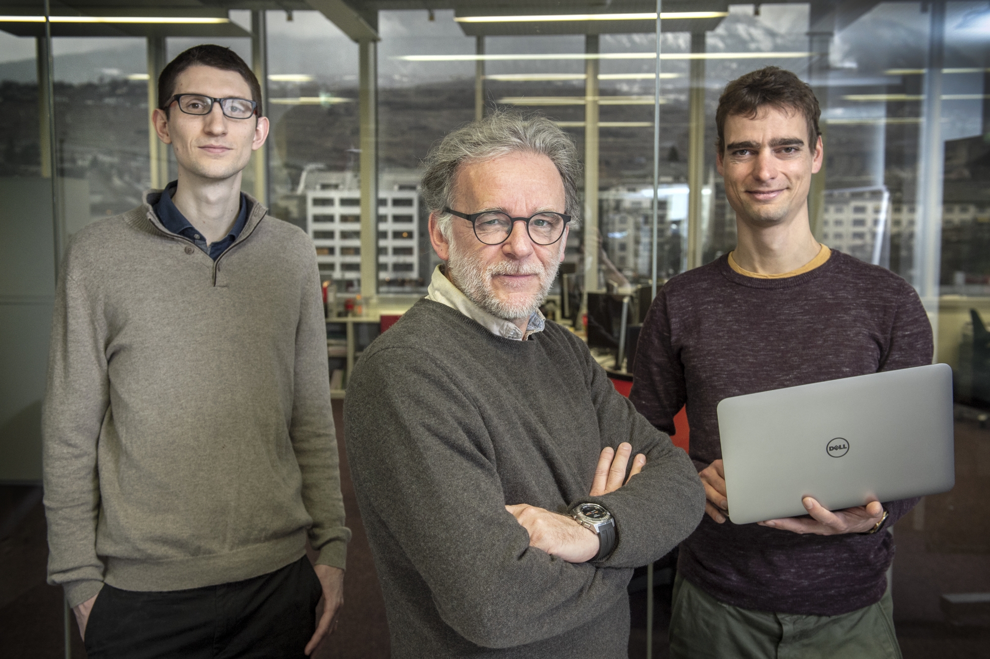 François Maréchal, professeur titulaire à l’EPFL Valais, et les chercheurs Sébastien Cajot, à gauche, et Nils Schüler, à droite, ont développé un algorithme pour anticiper des planifications urbaines inédites.