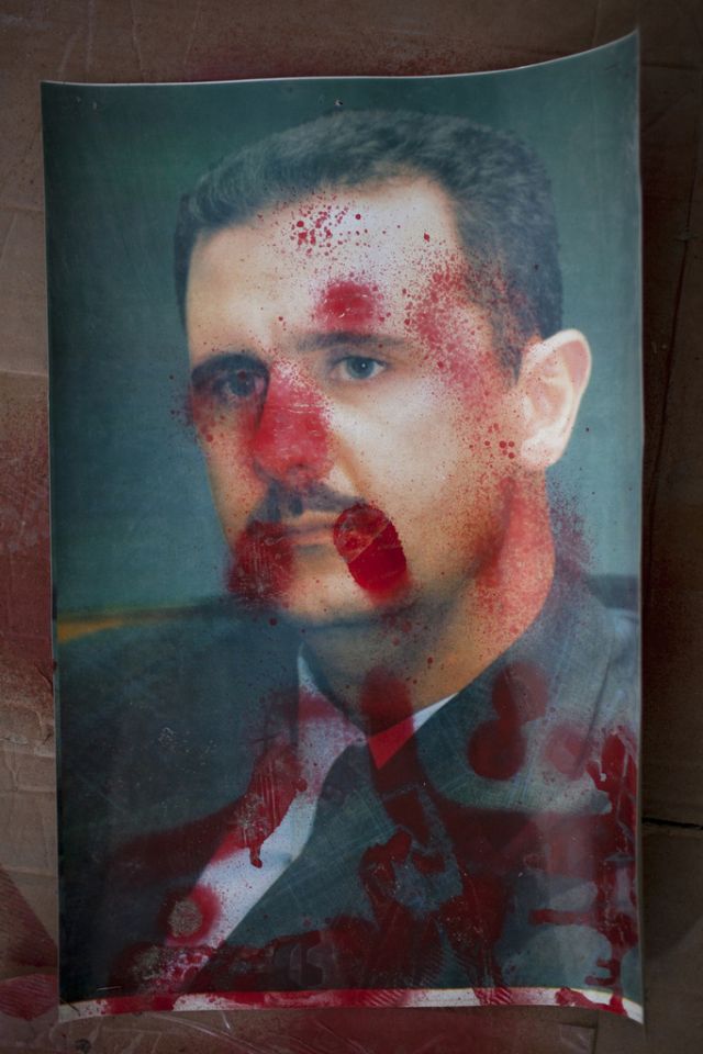 Portrait du président syrien Bachar al-Assad repeint par des activistes. 