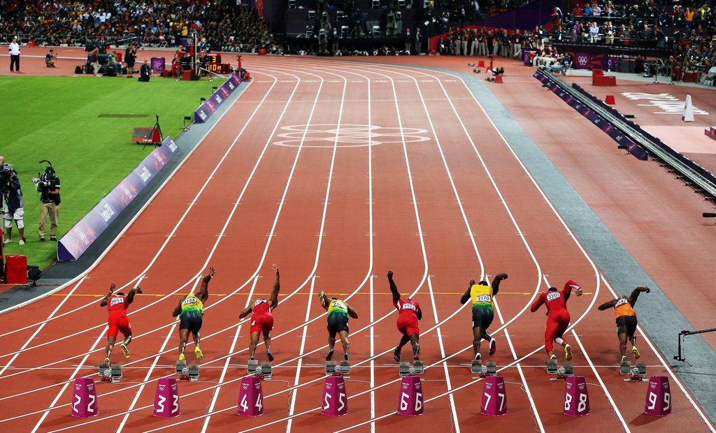epa03344003 Runners are off the blocks in the men's 100m final during the London 2012 Olympic Games Athletics, Track and Field events at the Olympic Stadium, London, Britain, 05 August 2012. Usain Bolt (3rd R) of Jamaica won the race.  EPA/CHRISTIAN CHARISIUS
