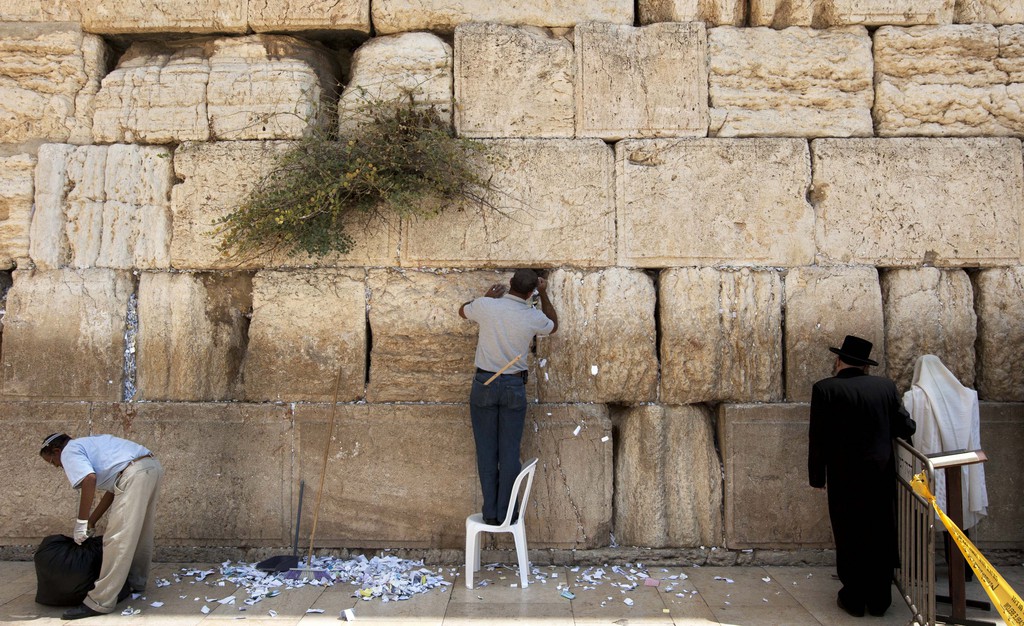 Des milliers de petits papiers sont glissés chaque jour dans le Mur des Lamentations, à Jérusalem.