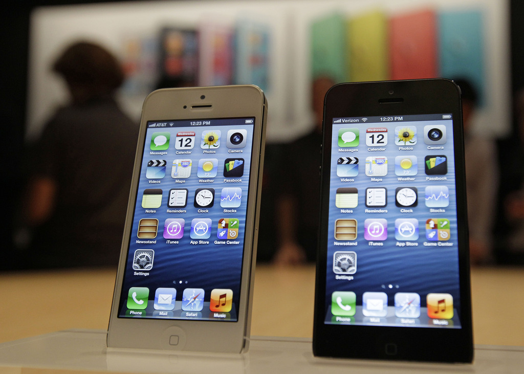 Apple a dévoilé mercredi soir la très attendue nouvelle version de son téléphone multifonctions, l'iPhone 5. Le téléphone débarquera en Suisse de 28 septembre.