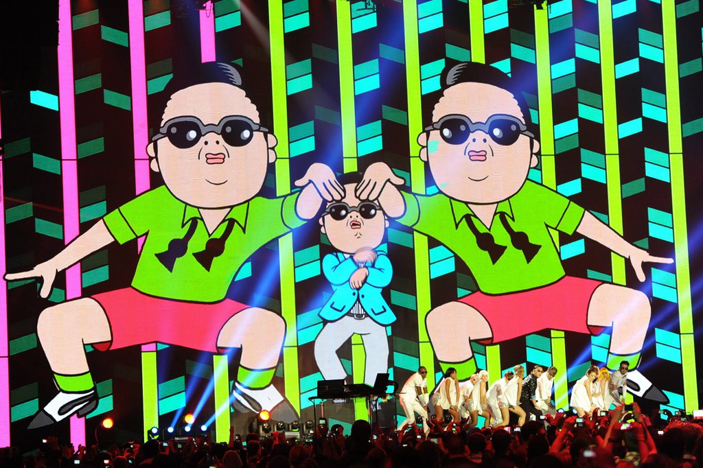 epa03467589 South Korean singer Psy (bottom R)performs his Gangnam Style song at the MTV Europe Music Awards (EMA) 2012 held at Festhalle in Frankfurt am Main, Germany, 11 November 2012.  EPA/ARNE DEDERT