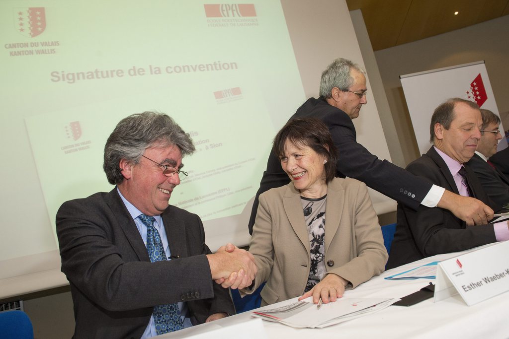 Esther Waeber-Kalbermatten, conseillere d'Etat VS, droite, et Patrick Aebischer, president de l'EPFL, gauche, signent la convention sur l'implantation du pole EPFL Valais Wallis ce mercredi 19 decembre 2012 a Sion. (KEYSTONE/Jean-Christophe Bott)