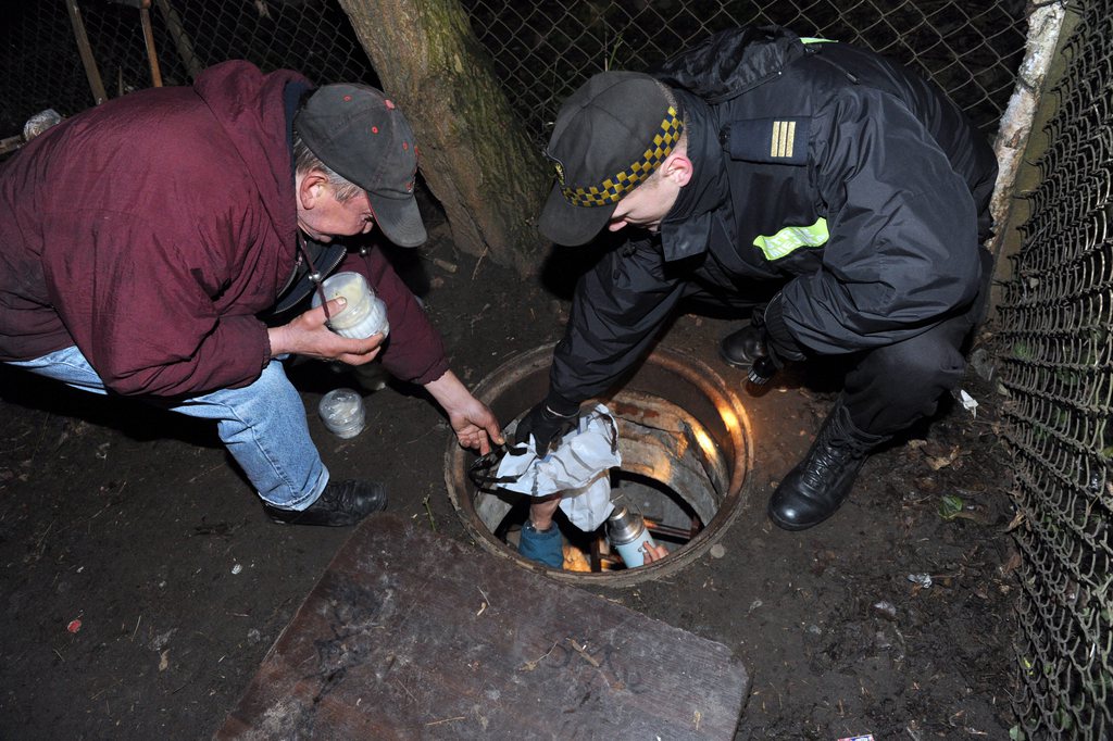 En Pologne, la police essaie d'aider tant bien que mal les sans-abris à se protéger du froid.