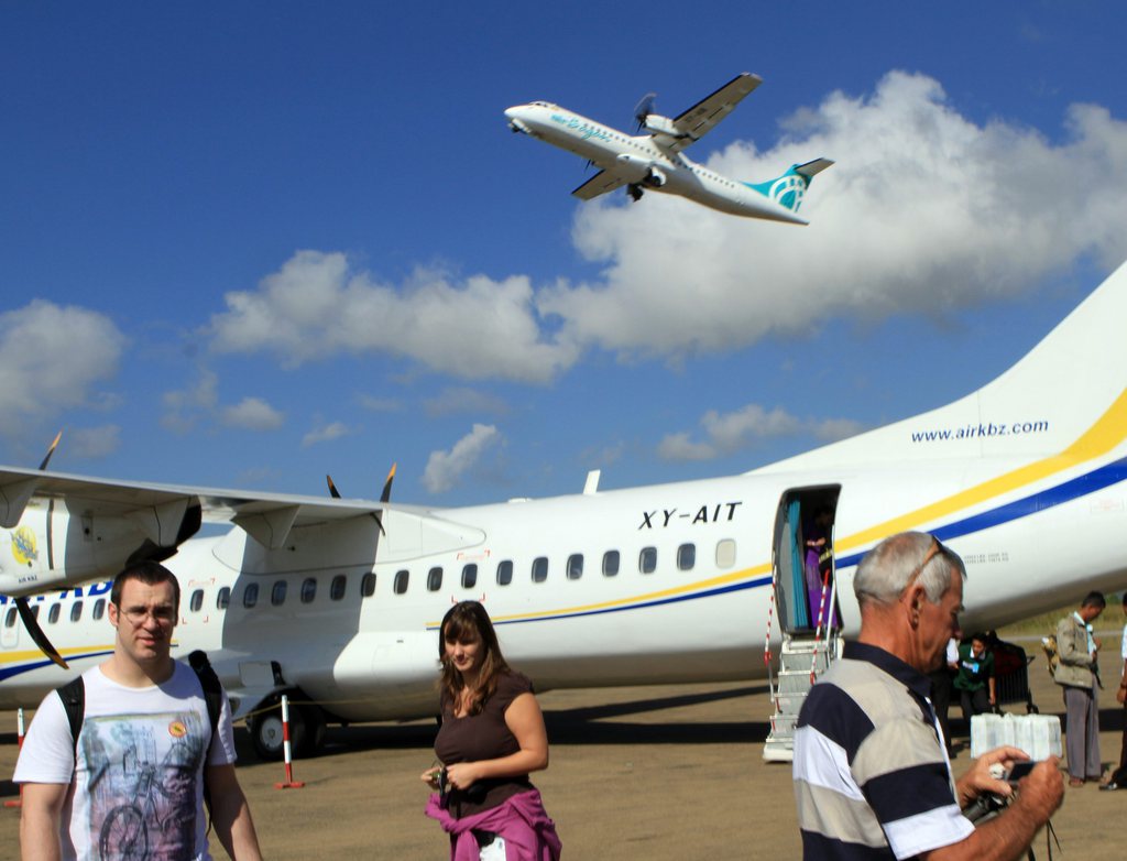 L'avion est un Fokker-100 de la compagnie Air Bagan, très utilisé par les touristes dans cette région de la Birmanie.