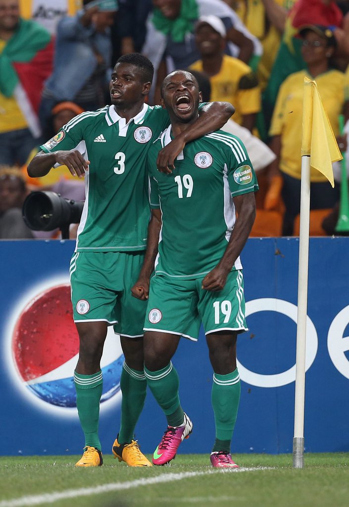 Sunday Mba et Elderson Echiejile jubilent. Le Nigeria a battu le Burkina Faso 1-0 en finale de la Coupe d'Afrique des Nations. 