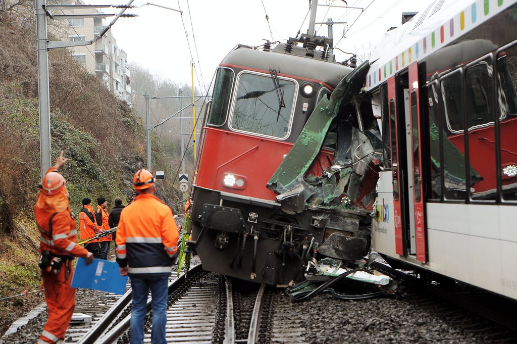 La collision latérale entre deux RER survenue jeudi matin à la gare de Neuhausen-am-Rheinfall (SH) a fait dix-sept blessés.