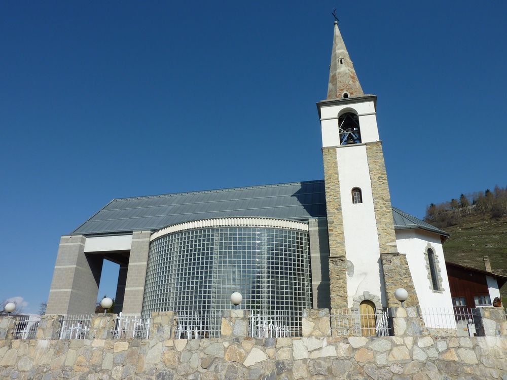 Selon les promoteurs du projet d'installation photovoltaïque, l'église de Mase est idéalement située et le pan sud du toit très bien orienté pour une production optimale.