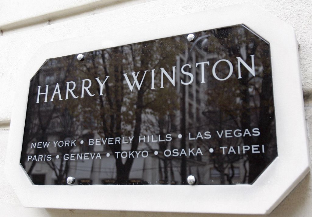 La plaque devant la boutique parisienne de la marque Harry Winston. 