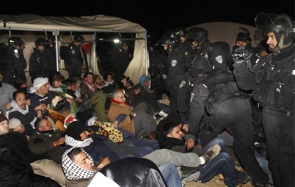 Des policiers israéliens ont évacué tôt dimanche matin un campement de militants palestiniens. Ceux-ci étaient installés depuis deux jours sur le site d'un projet de colonisation juive.