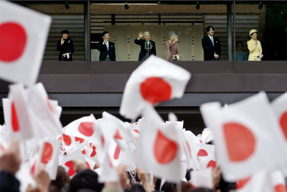 L'Empereur Akihito, salue les milliers de personnes venues le saluer sous son balcon.