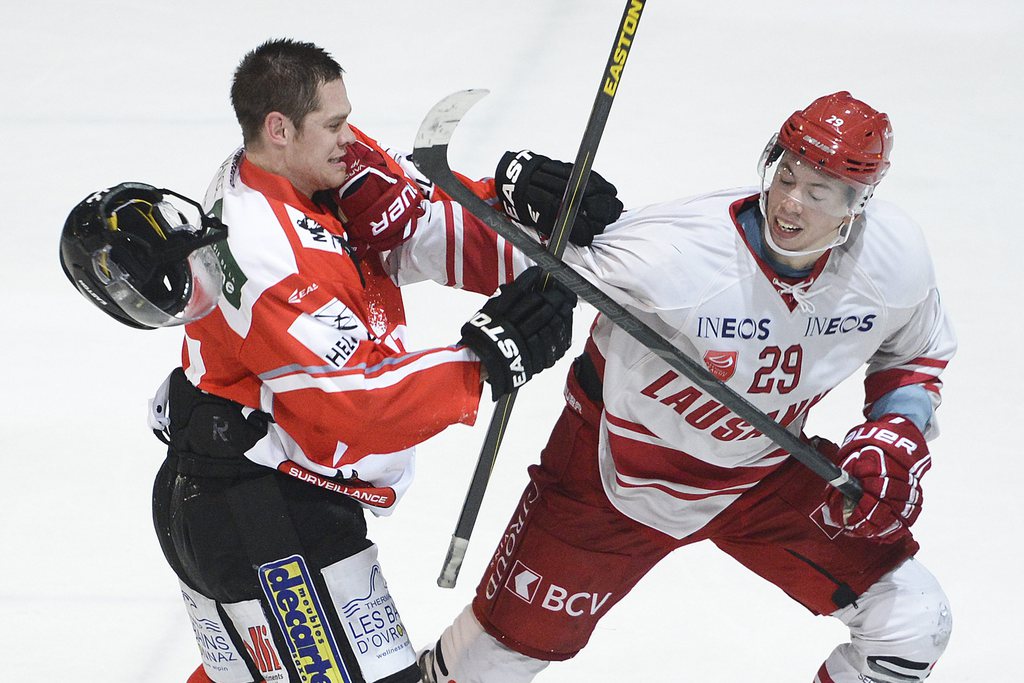 Le joueur valaisan Ryan MacMurchy, à gauche, lors d'une rencontre face au Lausanne HC.