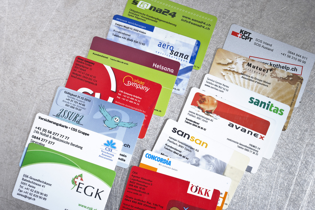 ARCHIVBILD ZUR PRAEMIENENTLASTUNGS-INITIATIVE --- Versicherungskarten verschiedener Krankenkassen, aufgenommen am 5. Juni 2009 in Zuerich, Schweiz. (KEYSTONE/Gaetan Bally)