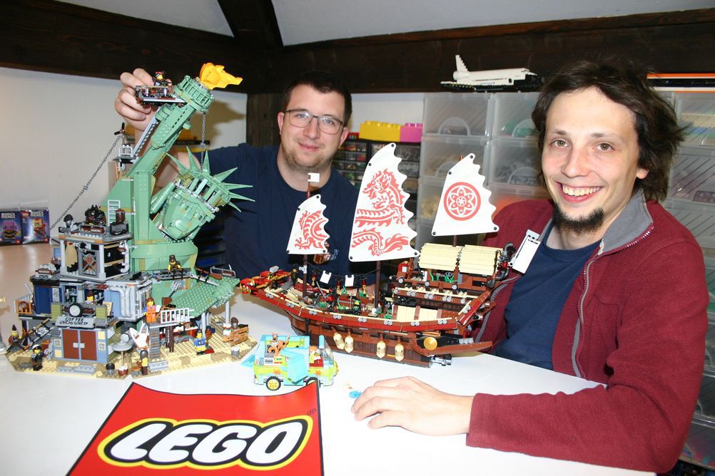 Jérémy Mabillard (à gauche) et Benoît Wiblé sont deux fadas de l'univers des Lego, passion qu'ils souhaitent partager ce prochain week-end à Martigny.