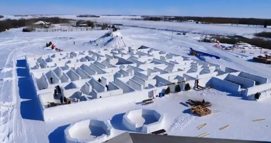 Située au sud de la ville de Winnipeg, la structure est le plus grand labyrinthe de neige du monde.