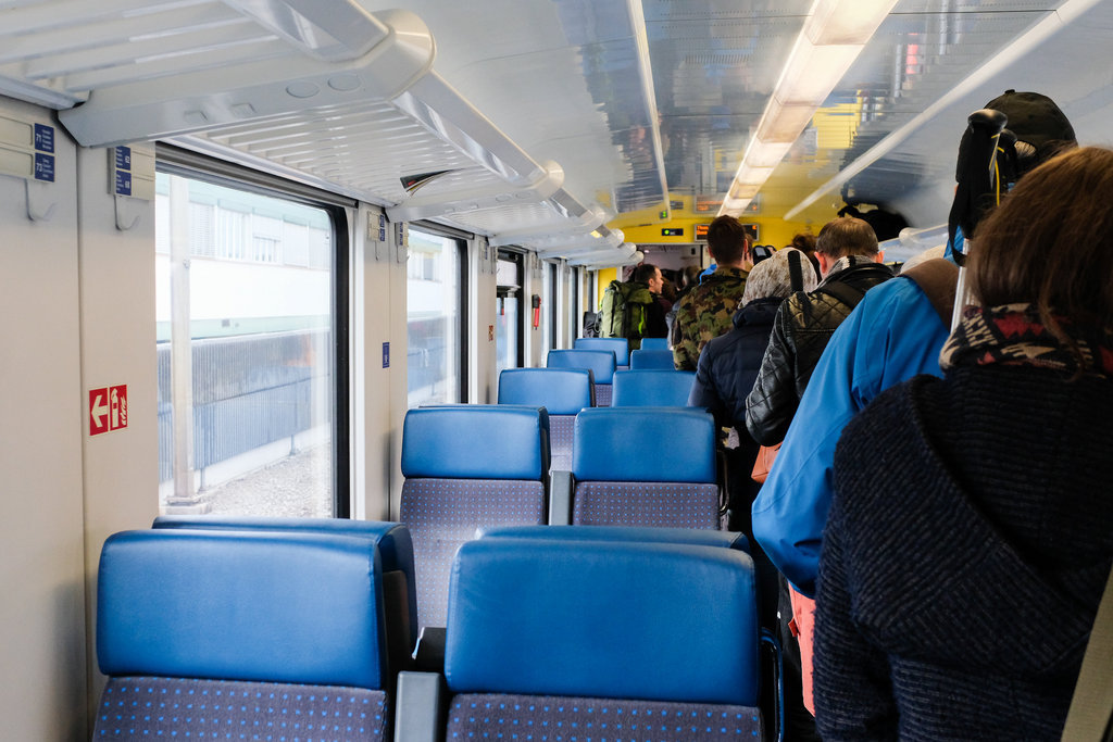 Les passagers ont dû rester dans le train durant de longues minutes sans savoir ce qu'il se passait (illustration).