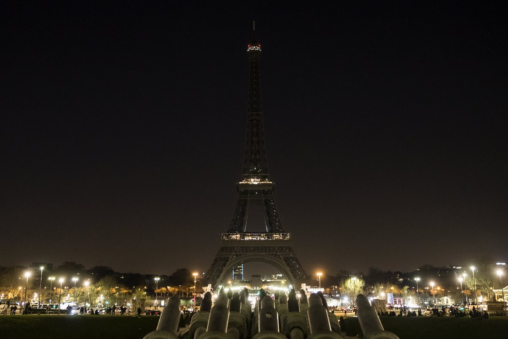 D'innombrables monuments, comme la tour Eiffel ici, éteindront leurs feux samedi pour la planète.
