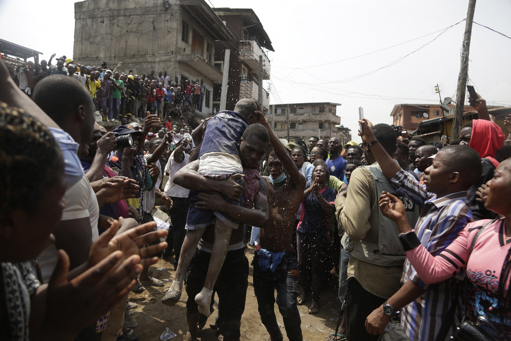 Un enfant est sauvé des décombres d'un immeuble qui s'est effondré dans un quartier fortement peuplé de la capitale nigériane. D'autres enfants pourraient encore être ensevelis. 