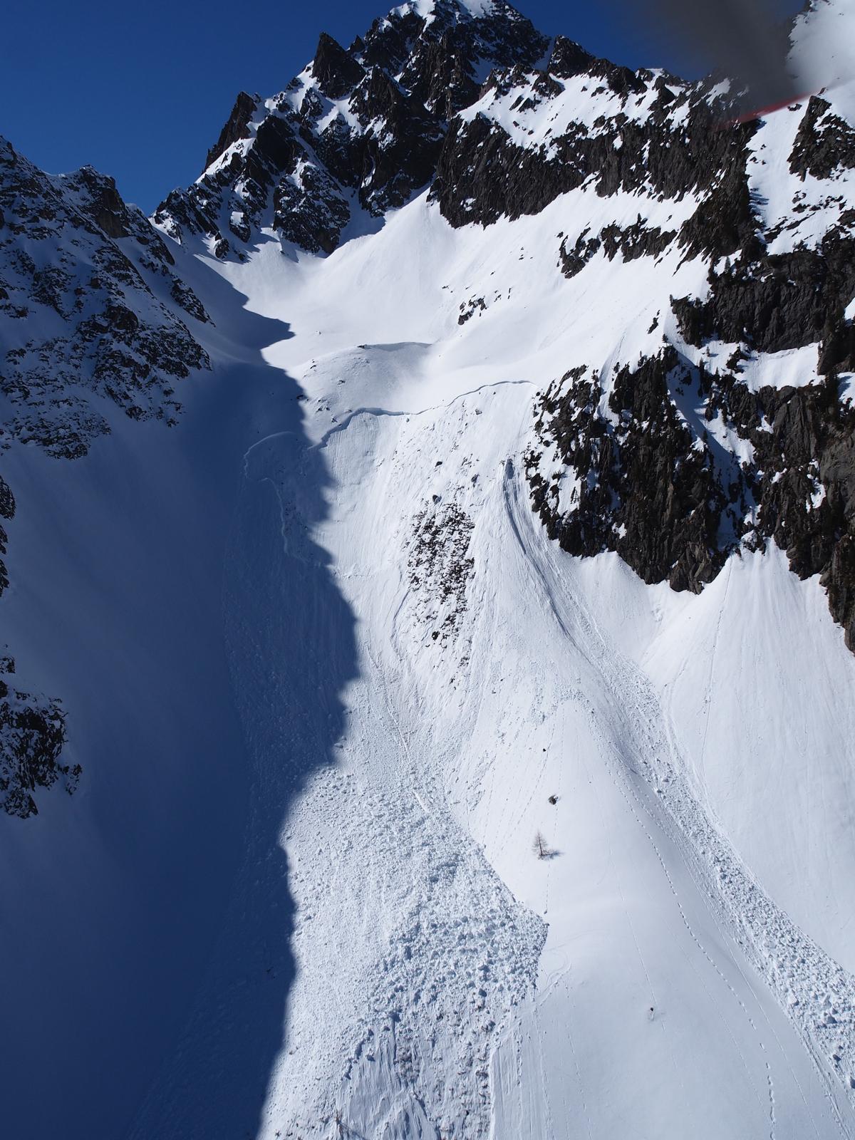 Depuis deux mois, 4 personnes ont perdu la vie dans une avalanche en Valais - la zone de décrochement de l'avalanche de dimanche sur cette photo - mais on ne peut pas parler de série noire pour autant.