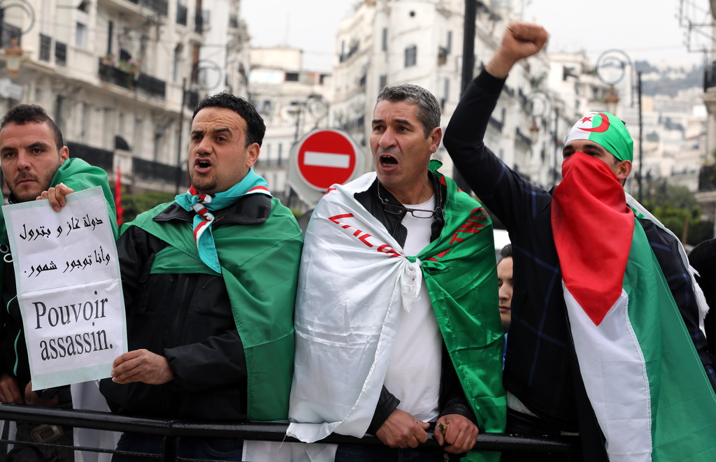 Ils étaient des milliers d'Algériens dans la rue ce vendredi. 