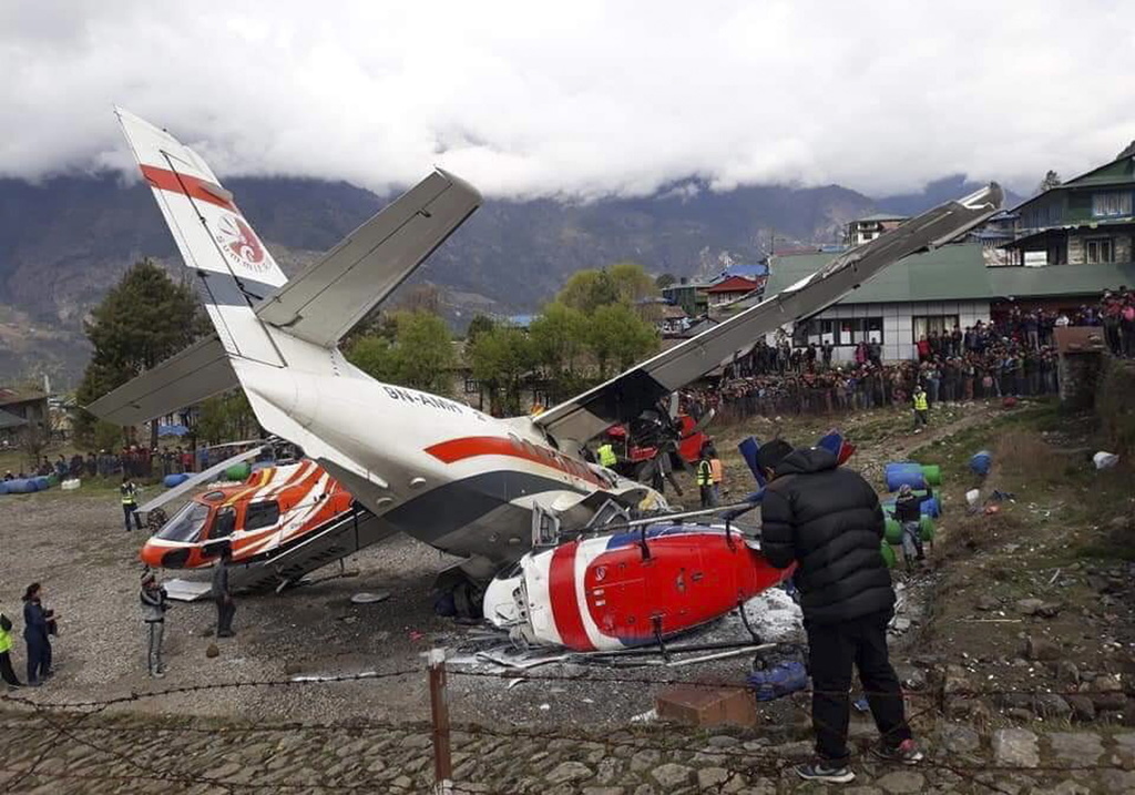 Le petit avion s'est écrasé sur deux hélicoptères stationnés sur l'aéroport.