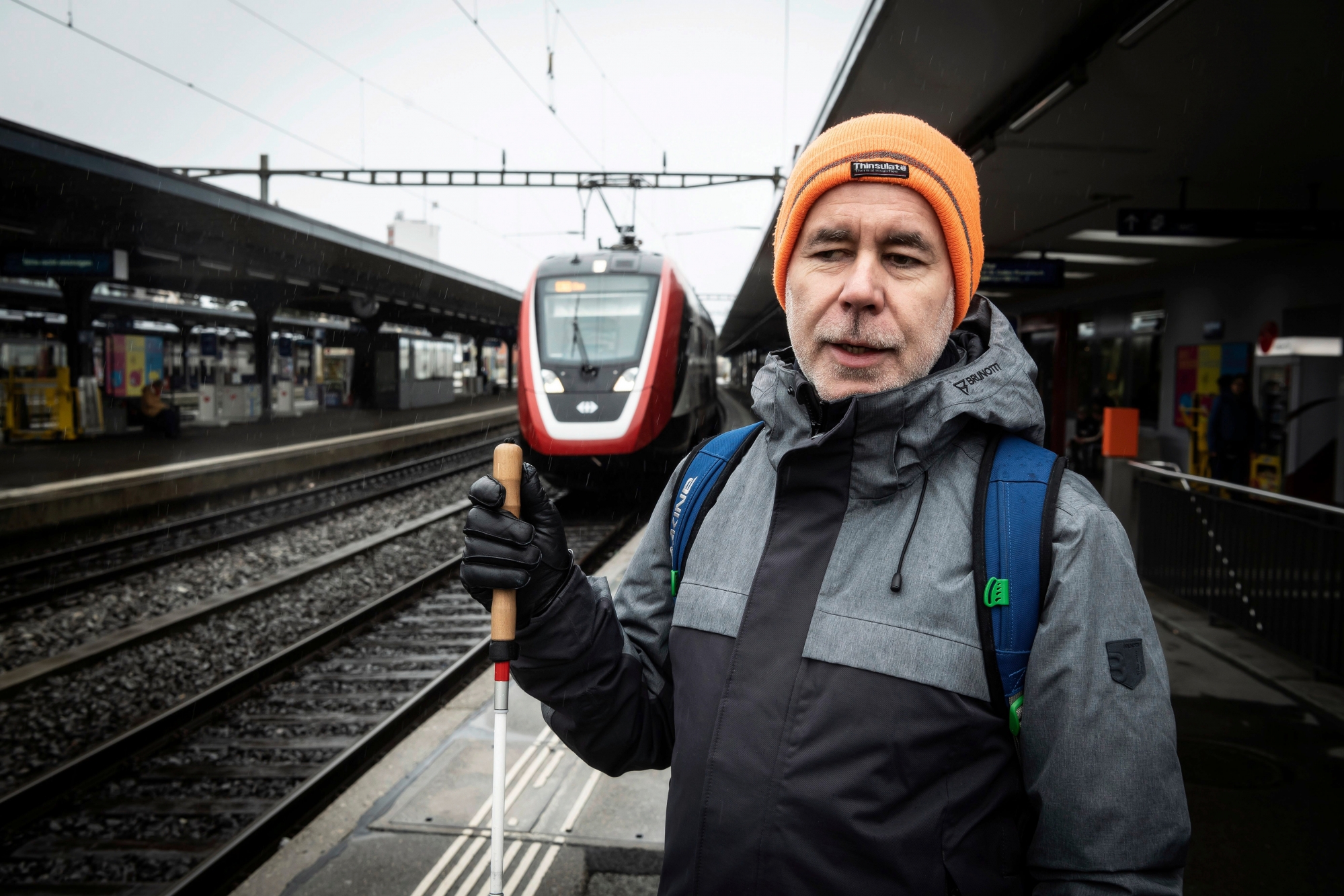 Accompagnement d'un aveugle, Gerd Bingemann, dans un des trains à problèmes des CFF
Photo Lib / Charly Rappo, St-Gall, 14.03.2019
