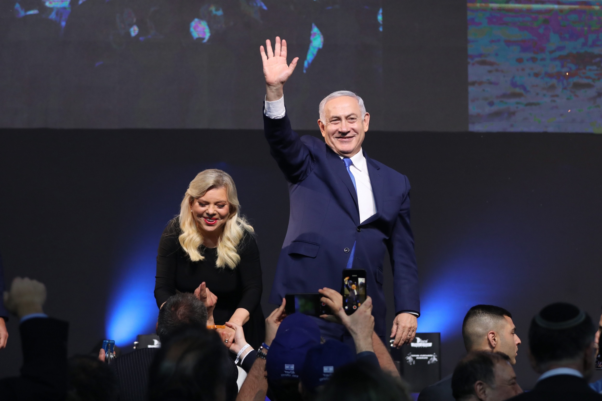 epa07495341 Israeli Prime Minister and Chairman of the Likud Party Benjamin Netanyahu (R) waves with his wife Sara after television predictions gave both Benjamin Netanyahu's Likud party and Benny Gantz's Blue and White party almost equal amount of Knesset seats in the Israeli general elections, in Tel Aviv, Israel, 09 April 2019.  EPA/ABIR SULTAN ISRAEL ELECTIONS