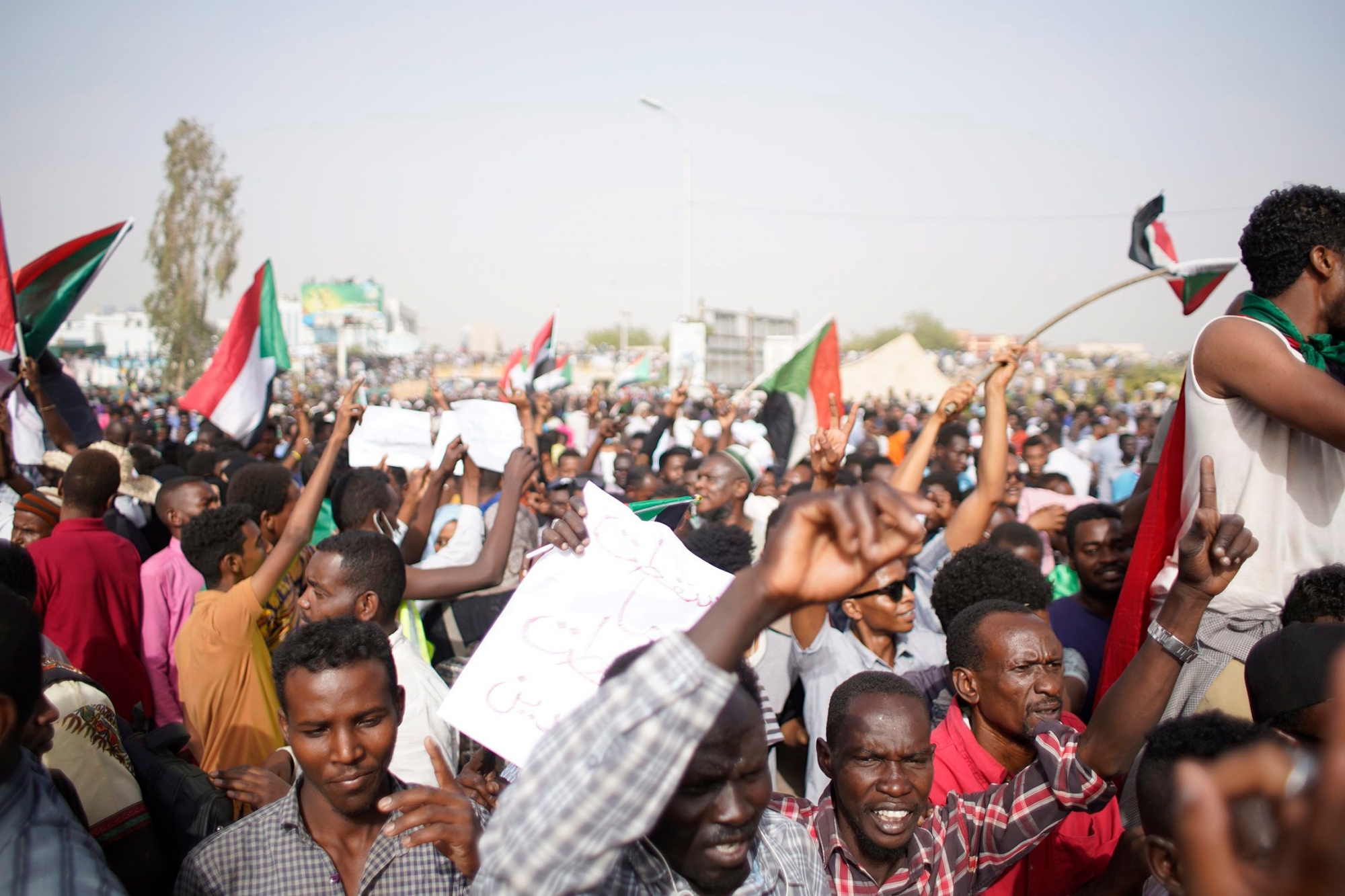 epa07498306 Demonstrators take part in a protest demanding the departure of Sudanese President Omar al-Bashir as they wait for an announcement outside the Sudanese Army headquarters in Khartoum, Sudan, 11 April 2019. According to media reports, Omar al-Bashir was expected to step down from the presidency following a four month uprising, held by citizens calling for his resignation.  EPA/STR SUDAN PROTEST