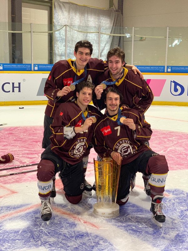 David Zeiter et Mathieu Vouillamoz (derrière), Steve Burgener et Léo Agrusti (devant), quelle belle génération de jeunes hockeyeurs valaisans!