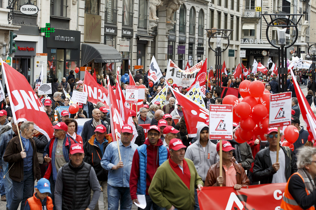 Des manifestants défilent dans les rues de Genève, lors du défilé du 1er mai 2018.