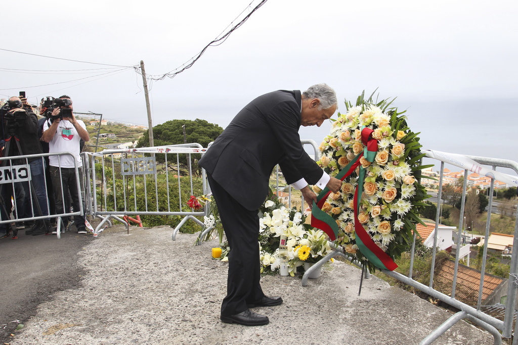 Marcelo Rebelo de Sousa, président du Portugal, a déposé ce vendredi une couronne de fleurs sur les lieux de l'accident du car, qui a tué 29 touristes allemands mercredi.