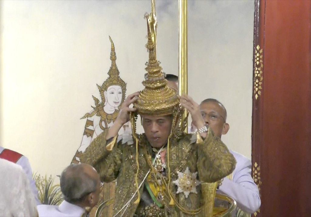 Le roi Maha Vajiralongkorn, qui a succédé à son père il y a 3 ans, a dû attendre que le deuil national soit terminé pour être couronné.